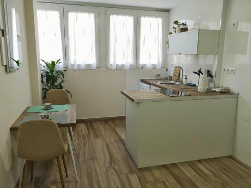 格拉纳达Apartamento acogedor en Granada的厨房配有柜台和桌椅