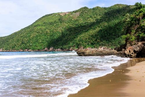 El ValleTaino Beach Lofts的享有海滩美景,背景为山脉