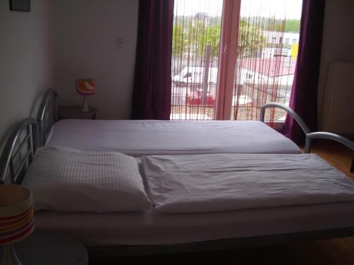 埃森卡萨玫瑰酒店的一间卧室设有一张床和一个美景窗户。