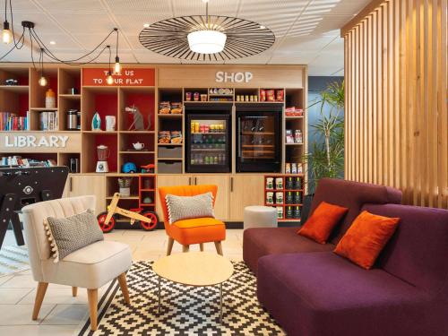 第戎第戎共和国广场阿达吉公寓式酒店的一间储藏室,里面摆放着两张沙发和椅子