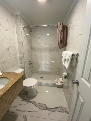 北巴比伦北巴比伦休闲旅馆的白色的浴室设有卫生间和水槽。