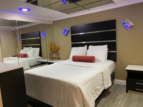 北巴比伦北巴比伦休闲旅馆的一间卧室设有一张大床和一个大镜子