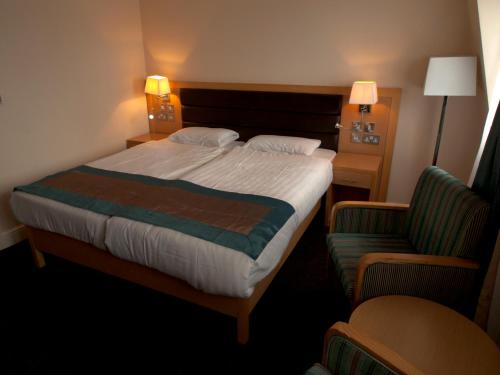 克伦威尔国际酒店客房内的一张或多张床位