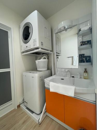 石垣岛HOTEL Ishigakijima 2020的厨房配有水槽和洗衣机