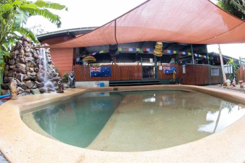 Batchelor巴切勒蝴蝶农场酒店的一个带遮阳伞和喷泉的游泳池