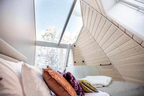 罗瓦涅米Glass Resort的一间卧室设有一张床和一个大窗户