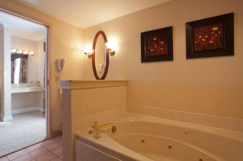 弗雷德里克顿酒店的一间浴室