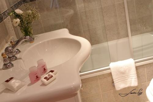 Nueve de JulioGrand Hotel Libertad的浴室配有盥洗盆和浴缸。