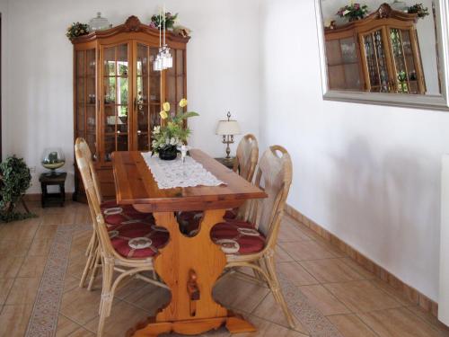 莫莱拉Holiday Home Jaen - MRA713 by Interhome的一间带木桌和椅子的用餐室