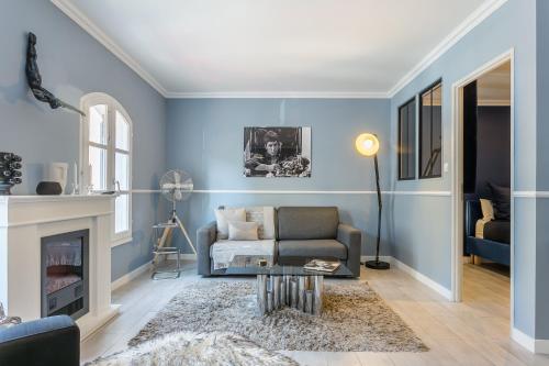 阿维尼翁麦番普罗旺斯2号公寓的客厅拥有蓝色的墙壁和沙发