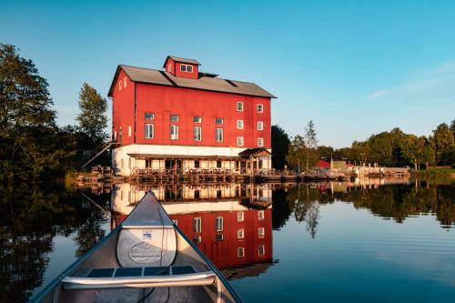 Åsensbruk阿普兰德9：9酒店的一艘大红楼前的水中船