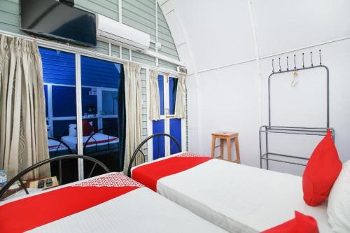 卡图纳耶克Airport A4 Transit Hub - Eco Chalets的配有2张床的客房设有窗户和电视。