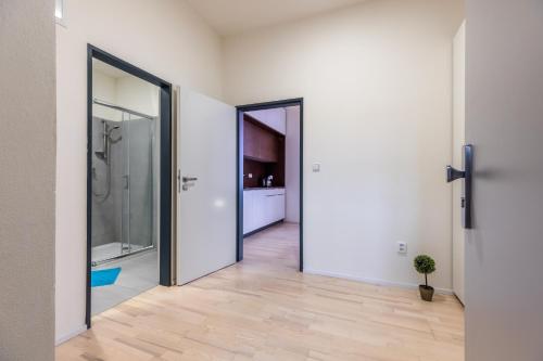布尔诺Design apartments Brno-center的走廊设有两扇门,通往浴室