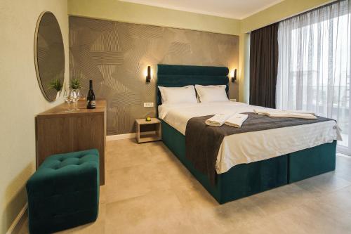 北马马亚-讷沃达里Lotus Exclusive的一间卧室配有一张大床和一把椅子