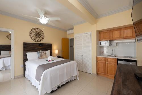辛普森湾贝克套房酒店的一间带大床的卧室和一间厨房