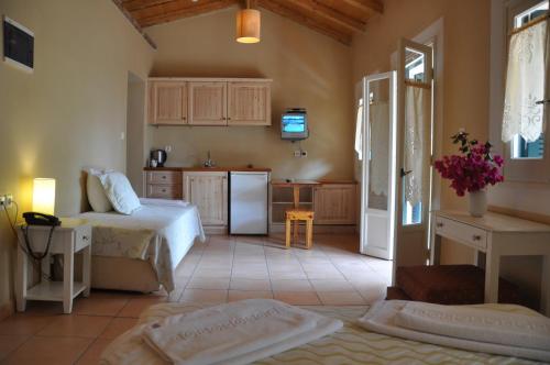 帕莱欧卡斯提撒泽菲罗斯传统酒店的一间带两张床的卧室和一间厨房