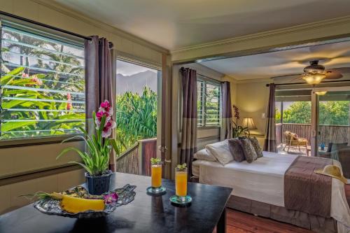 卡内奥赫天堂海湾度假酒店的一间卧室设有一张床和一个大窗户