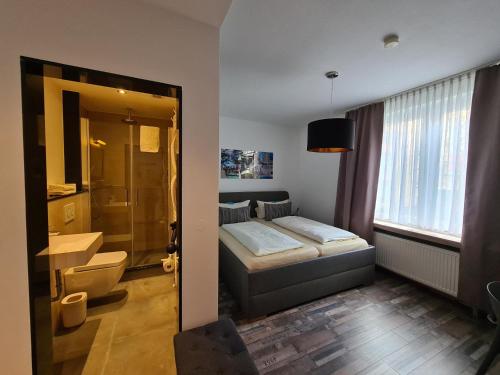 波鸿Hotel Aleo的一间酒店客房 - 带一张床和一间浴室