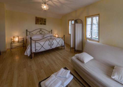 Saint-PabuLa Clé des Champs des Abers的一间卧室配有一张床和一张沙发