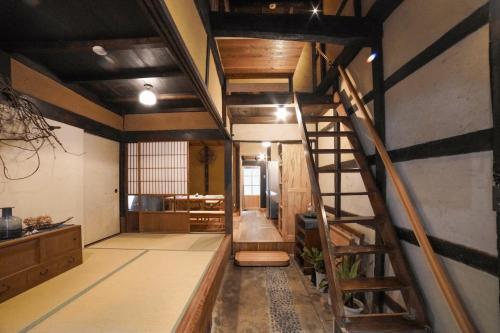 OdaLight Tomoru - Vacation STAY 25289v的一间位于大楼内并拥有螺旋楼梯的房间