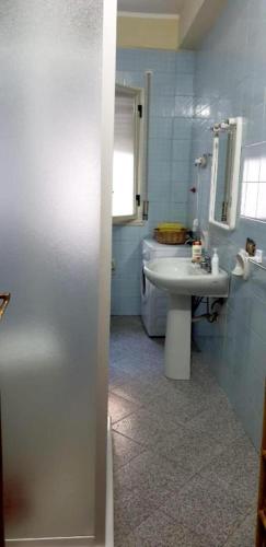 兰佩杜萨Casa O'Scia的一间带水槽和卫生间的浴室