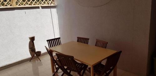 兰佩杜萨Casa O'Scia的窗户客房内的桌椅