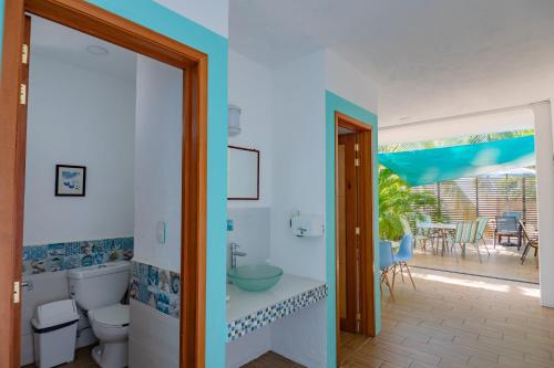 埃斯孔迪多港Casa Menta的一间带卫生间的浴室,享有庭院的景色