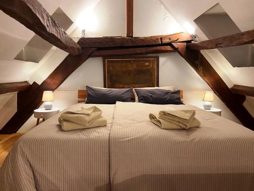 布兰肯海姆Burg Maisonette im Posthalterhof mit Sauna的一间卧室配有一张大床和两条毛巾