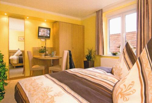 洪堡古尔登罗布雷恩宾馆的卧室配有一张床和一张桌子