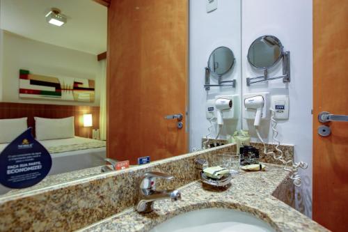 诺比尔纪念套房酒店的一间浴室