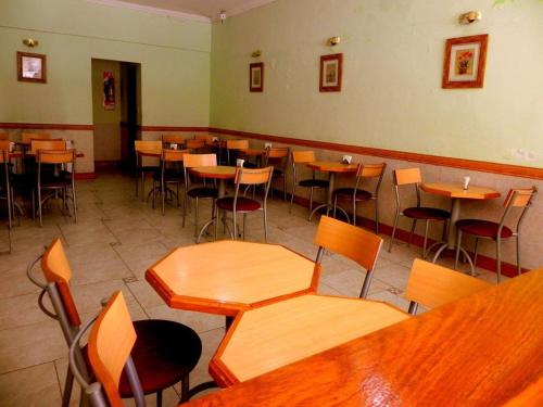 布宜诺斯艾利斯Gran Hotel Oriental的一间设有木桌和椅子的餐厅