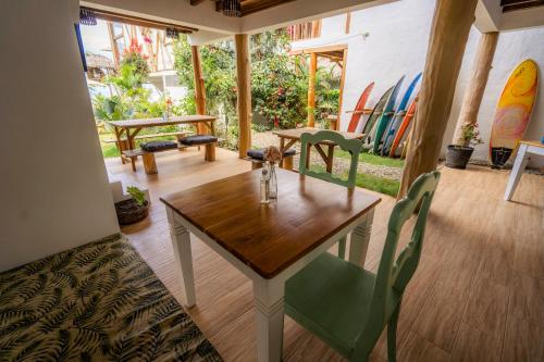 阿亚姆佩Ganso & Búho的一间带木桌和椅子的用餐室