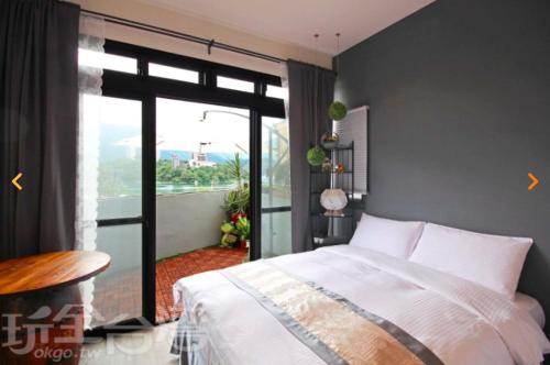 Shui-wei心月湖畔的一间卧室设有一张床和一个大窗户