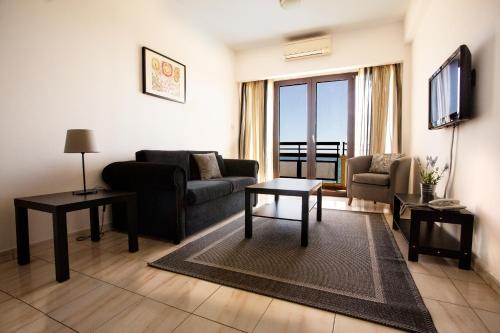 利马索尔雄鸽海滩公寓酒店的带沙发和电视的客厅