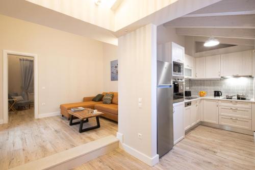 科孚镇Melina's Urban Retreat的厨房以及带沙发和桌子的客厅。