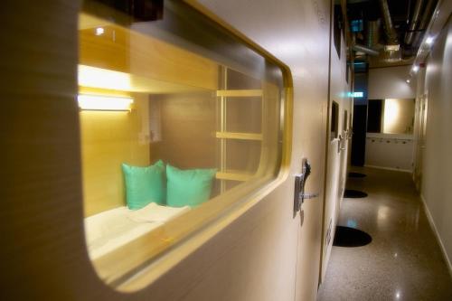 斯德哥尔摩柏酒店的带有绿色枕头的火车窗户