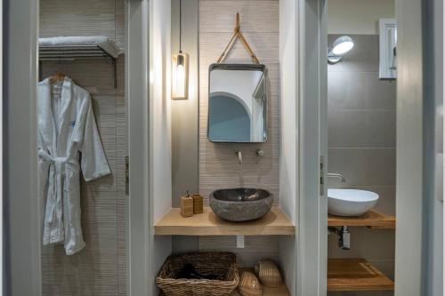 阿斯提帕莱亚镇Luxury Apartment in the Heart of Astypalaia的一间带水槽和镜子的浴室