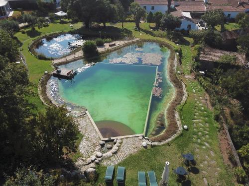 AlquerubimQuinta da Fontoura的大型游泳池的顶部景色