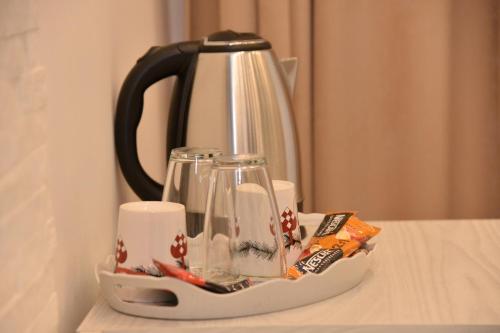 克鲁舍瓦茨Bella studios的茶壶和茶杯放在桌子上