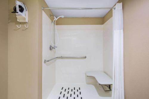 丘巴丘巴戴斯酒店的带淋浴和长凳的小浴室