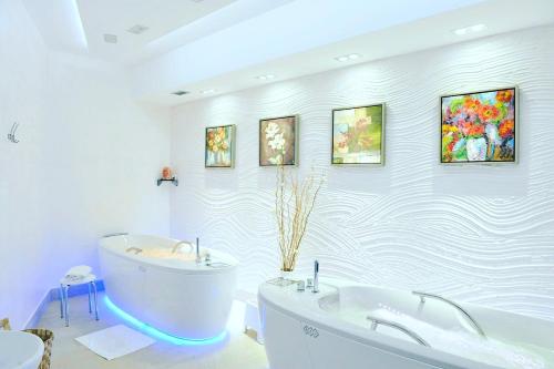 斯塔勒斯普拉维伯格酒店的白色的浴室设有浴缸和水槽。