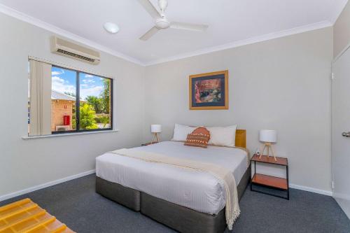 卡拉萨卡拉萨康福特茵酒店的一间卧室设有一张床和一个窗口