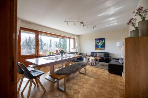 埃斯洛黑Landhaus Mettenberg的客厅配有桌子和沙发