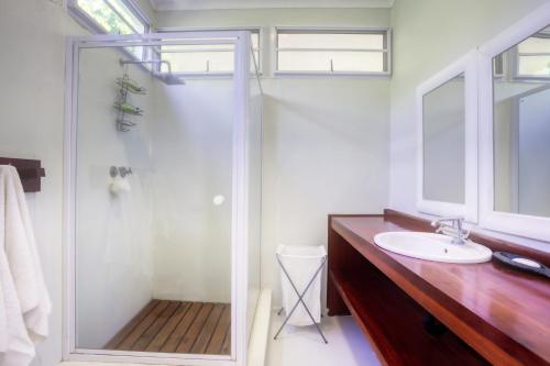 Ponta MalanganeKangela 4的带淋浴和盥洗盆的浴室