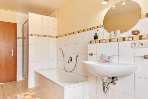 KinheimFerienwohnung-Vinothek Keifer Kinheim的白色的浴室设有水槽和镜子