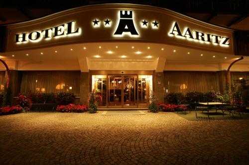 塞尔瓦迪加尔代纳山谷Hotel Aaritz的大楼内带有酒店标志的酒店入口