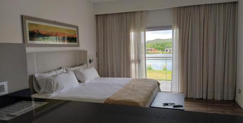 波特雷罗德洛斯弗内斯Hotel Cantera Respira Campo的一间卧室设有一张床和一个大窗户