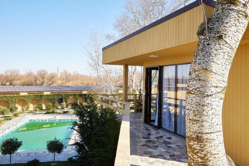 克里尚Lebada Luxury Resort & Spa的树旁带游泳池的房子