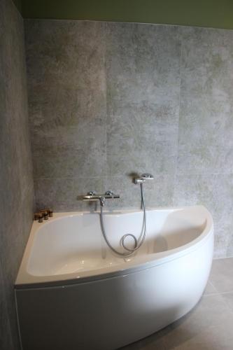 曼讷La campagne Pramaïsse的浴室内设有带软管的浴缸