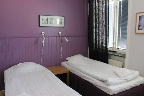 耶夫勒特斯托卡酒店的紫色墙壁客房的两张床